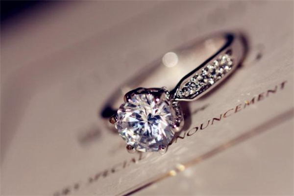 通靈鉆戒一克拉多少錢 通靈珠寶為什么那么貴 通靈鉆戒一克拉多少錢 通靈珠寶為什么那么貴