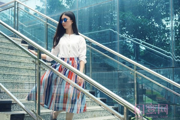 白色上衣配什么顏色的短裙 白色上衣只配藍(lán)色裙子好看嗎 白色上衣配什么顏色的短裙 白色上衣只配藍(lán)色裙子好看嗎