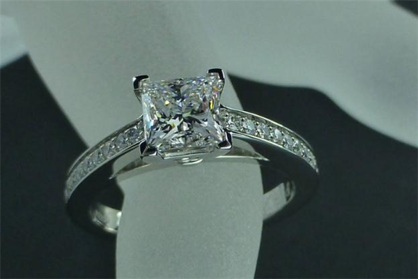 金至尊鉆戒怎么樣 金至尊鉆戒什么檔次 金至尊鉆戒怎么樣 金至尊鉆戒什么檔次