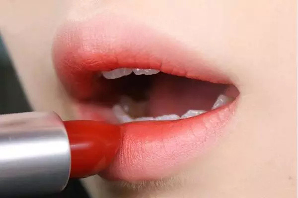 嘴唇又大又厚怎么涂 涂唇釉為什么不能抿嘴 嘴唇又大又厚怎么涂 涂唇釉為什么不能抿嘴