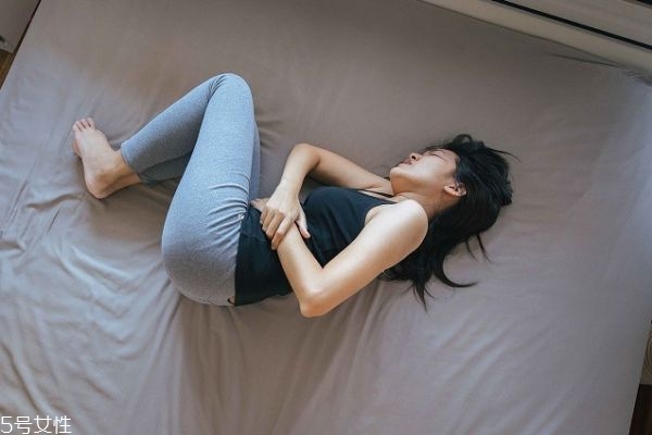 女人經(jīng)常痛經(jīng)會不孕嗎 引起痛經(jīng)的原因是什么 女人經(jīng)常痛經(jīng)會不孕嗎 引起痛經(jīng)的原因是什么