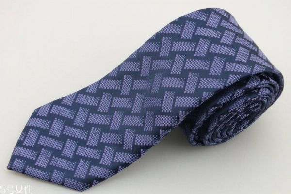 西裝的領(lǐng)帶應(yīng)該怎么打呢 打領(lǐng)帶有什么注意的嗎 西裝的領(lǐng)帶應(yīng)該怎么打呢 打領(lǐng)帶有什么注意的嗎