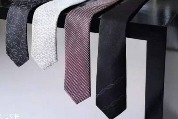 西裝的領(lǐng)帶應(yīng)該怎么打呢 打領(lǐng)帶有什么注意的嗎 西裝的領(lǐng)帶應(yīng)該怎么打呢 打領(lǐng)帶有什么注意的嗎