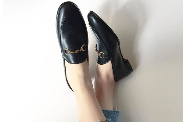 女士黑色皮鞋怎么搭配下裝 平跟小皮鞋的款式 女士黑色皮鞋怎么搭配下裝 平跟小皮鞋的款式