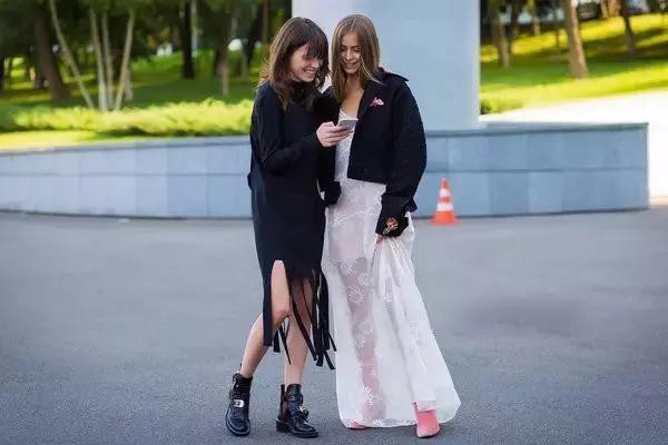 女士黑色皮鞋怎么搭配下裝 平跟小皮鞋的款式 女士黑色皮鞋怎么搭配下裝 平跟小皮鞋的款式