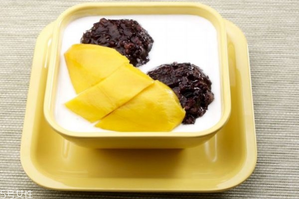 芒果白雪黑糯米怎么做好吃 芒果白雪黑糯米的做法 芒果白雪黑糯米怎么做好吃 芒果白雪黑糯米的做法