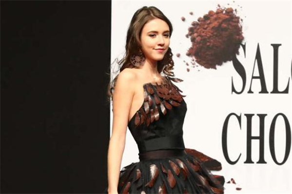 巧克力色頭發(fā)褪色后是什么顏色 巧克力色頭發(fā)顯白嗎 巧克力色頭發(fā)褪色后是什么顏色 巧克力色頭發(fā)顯白嗎