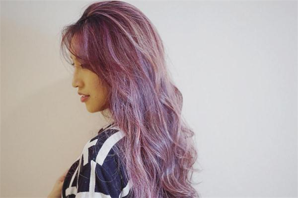 漂過(guò)的頭發(fā)染黑色會(huì)掉色嗎 漂過(guò)的頭發(fā)染什么顏色不掉色 漂過(guò)的頭發(fā)染黑色會(huì)掉色嗎 漂過(guò)的頭發(fā)染什么顏色不掉色