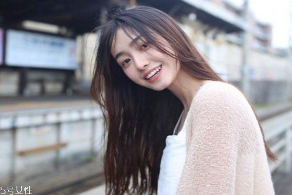 男生對你有好感的征兆 他開始對你動心的表現