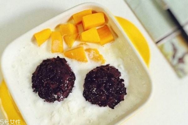 芒果白雪黑糯米怎么做好吃 芒果白雪黑糯米的做法 芒果白雪黑糯米怎么做好吃 芒果白雪黑糯米的做法
