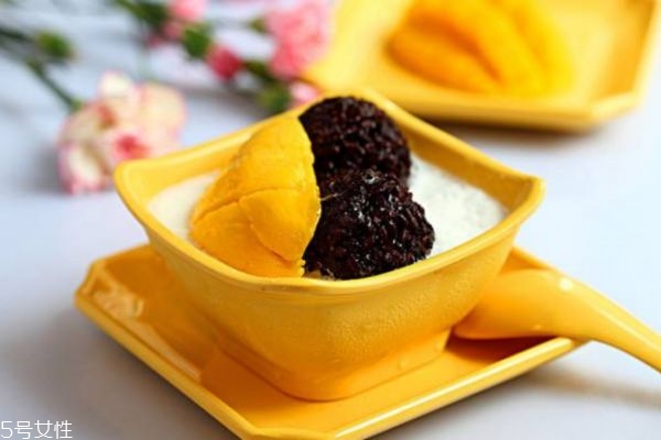 芒果白雪黑糯米怎么做好吃 芒果白雪黑糯米的做法 芒果白雪黑糯米怎么做好吃 芒果白雪黑糯米的做法