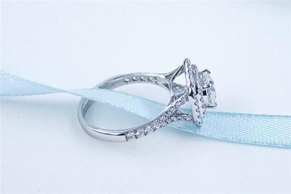 通靈珠寶和周大生哪個好 通靈珠寶和周大生對比 通靈珠寶和周大生哪個好 通靈珠寶和周大生對比