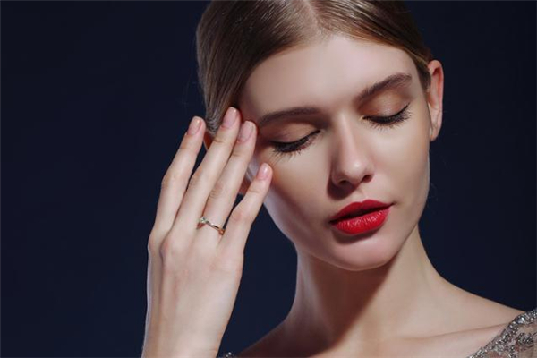 通靈珠寶和謝瑞麟哪個(gè)好 通靈珠寶和謝瑞麟對(duì)比 通靈珠寶和謝瑞麟哪個(gè)好 通靈珠寶和謝瑞麟對(duì)比