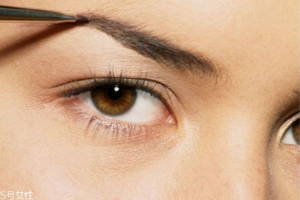 眉毛應該怎么化呢 化眉毛有什么注意的呢