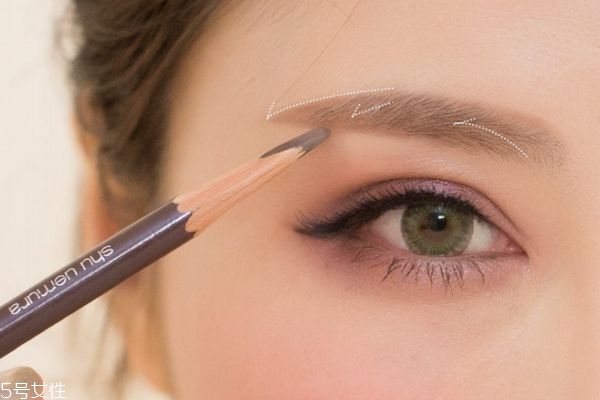 眉毛應該怎么化呢 化眉毛有什么注意的呢