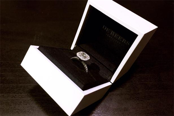 戴比爾斯是什么牌子 戴比爾斯是奢侈品嗎 戴比爾斯是什么牌子 戴比爾斯是奢侈品嗎