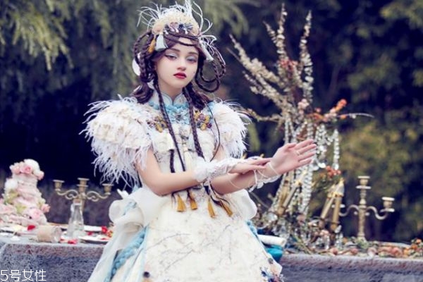 哪些發(fā)型適合洛麗塔 洛麗塔適合什么發(fā)型 哪些發(fā)型適合洛麗塔 洛麗塔適合什么發(fā)型