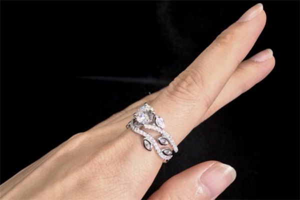 戴比爾斯和老鳳祥哪個好 戴比爾斯和老鳳祥哪個貴 戴比爾斯和老鳳祥哪個好 戴比爾斯和老鳳祥哪個貴