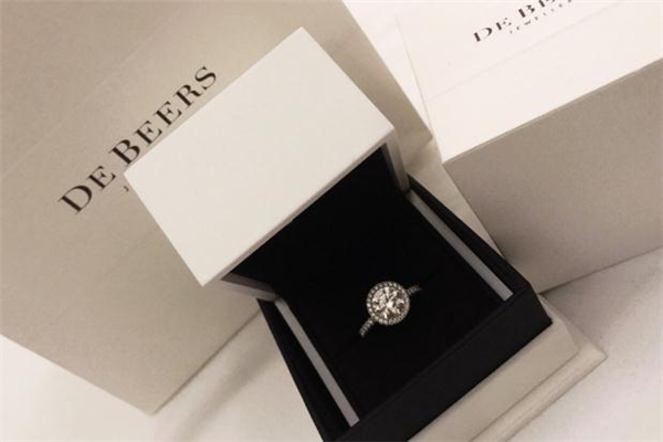 戴比爾斯和老鳳祥哪個好 戴比爾斯和老鳳祥哪個貴 戴比爾斯和老鳳祥哪個好 戴比爾斯和老鳳祥哪個貴