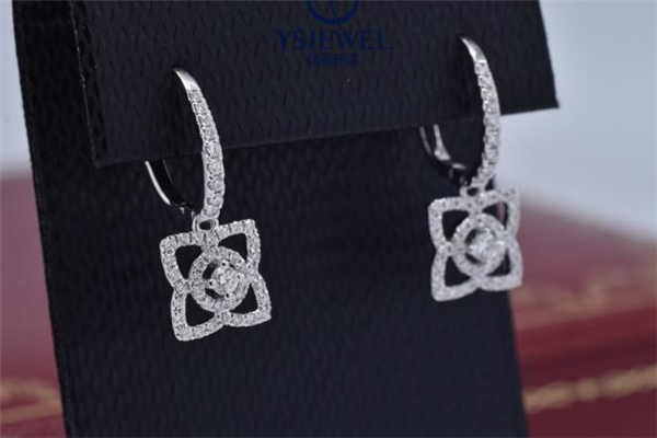 戴比爾斯和卡地亞哪個好 戴比爾斯比得上卡地亞嗎 戴比爾斯和卡地亞哪個好 戴比爾斯比得上卡地亞嗎