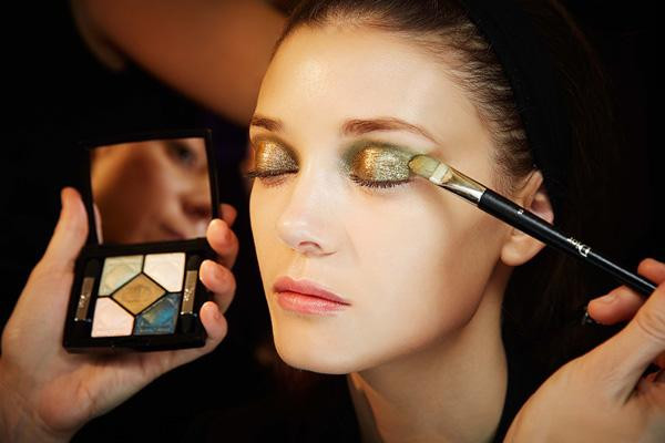 眼影涂抹范圍過大會怎么樣 不暈染的眼妝好看嗎 眼影涂抹范圍過大會怎么樣 不暈染的眼妝好看嗎