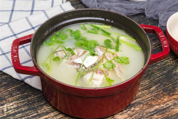 燉魚(yú)頭湯用熱水還是冷水 燉魚(yú)頭湯用什么水比較好 燉魚(yú)頭湯用熱水還是冷水 燉魚(yú)頭湯用什么水比較好