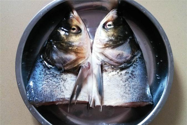 燉魚(yú)頭湯用熱水還是冷水 燉魚(yú)頭湯用什么水比較好 燉魚(yú)頭湯用熱水還是冷水 燉魚(yú)頭湯用什么水比較好