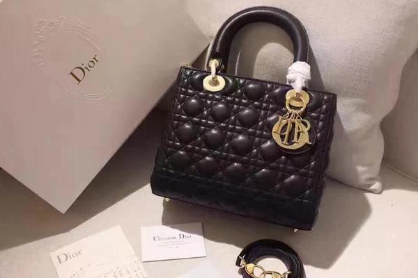 時(shí)尚達(dá)人是如何挑選包包的 簡單又時(shí)尚的女士包包有哪些 時(shí)尚達(dá)人是如何挑選包包的 簡單又時(shí)尚的女士包包有哪些