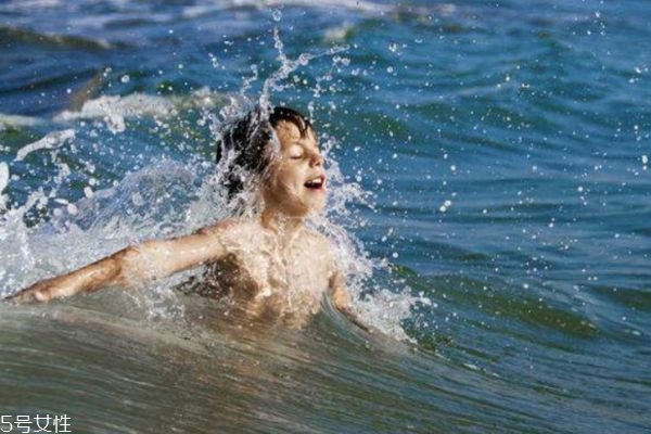 怎么樣游泳可以減肥呢 想要減肥應(yīng)該怎么游泳呢 怎么樣游泳可以減肥呢 想要減肥應(yīng)該怎么游泳呢