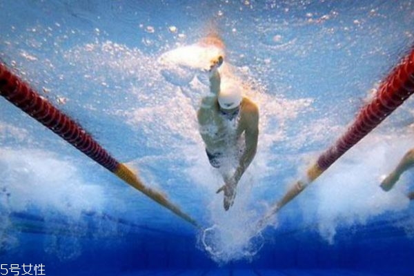 怎么樣游泳可以減肥呢 想要減肥應(yīng)該怎么游泳呢 怎么樣游泳可以減肥呢 想要減肥應(yīng)該怎么游泳呢