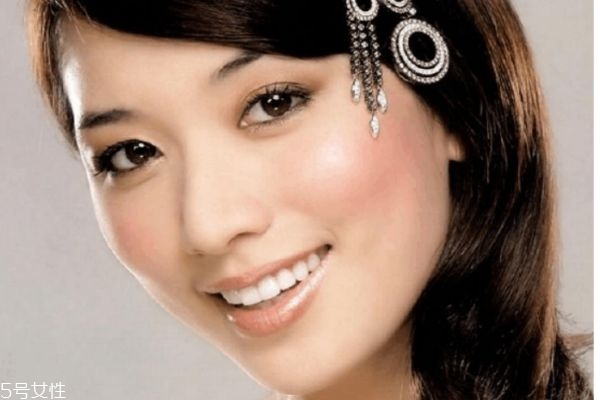 開眼角和割雙眼皮有什么區(qū)別呢 開眼角有要注意的嗎 開眼角和割雙眼皮有什么區(qū)別呢 開眼角有要注意的嗎