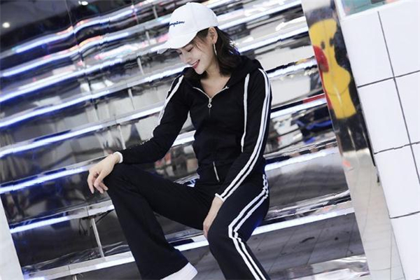 運動套裝什么顏色好看 運動套裝選什么顏色好 運動套裝什么顏色好看 運動套裝選什么顏色好