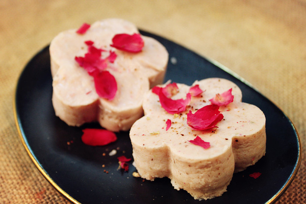 玫瑰花可以做什么菜 玫瑰花怎么做成菜 玫瑰花可以做什么菜 玫瑰花怎么做成菜