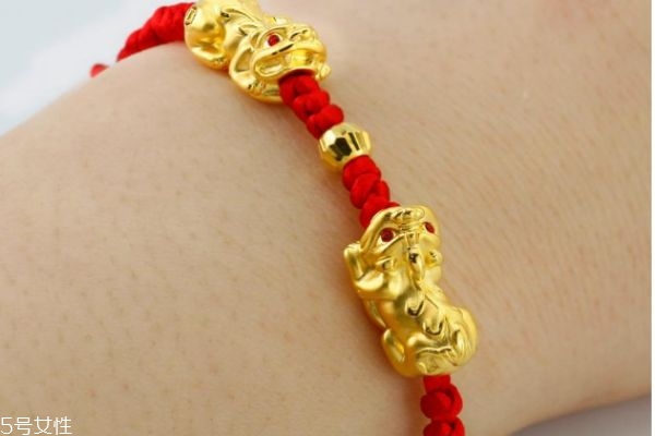 轉(zhuǎn)運珠應(yīng)該怎么戴呢 轉(zhuǎn)運珠睡覺時要取下來嗎 轉(zhuǎn)運珠應(yīng)該怎么戴呢 轉(zhuǎn)運珠睡覺時要取下來嗎