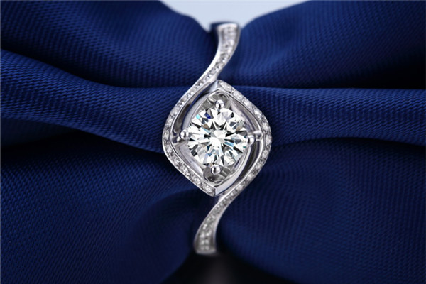 如何鑒定鉆石是否是天然鉆石 如何為鑒定正規(guī)鉆石證書 如何鑒定鉆石是否是天然鉆石 如何為鑒定正規(guī)鉆石證書