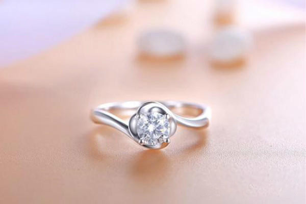 挑選鉆戒的省錢(qián)技巧 挑選結(jié)婚鉆戒的技巧