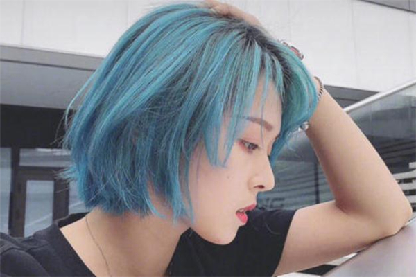 天使藍(lán)頭發(fā)怎么染 天使藍(lán)掉色后變什么色 天使藍(lán)頭發(fā)怎么染 天使藍(lán)掉色后變什么色