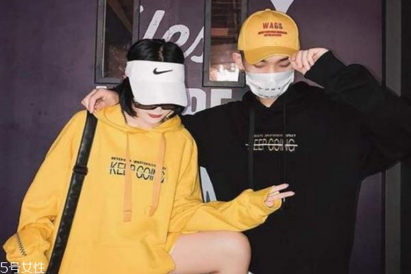 女生對男生有好感會(huì)主動(dòng)嗎 女生喜歡一個(gè)人會(huì)有什么暗示