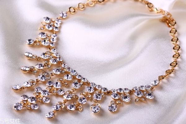 鉆石有什么顏色呢 鉆石的等級(jí)是怎么定的呢 鉆石有什么顏色呢 鉆石的等級(jí)是怎么定的呢