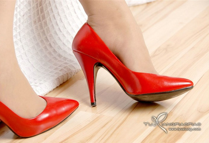 初中學(xué)生可以穿高跟鞋嗎 初中能不能穿高跟鞋 初中學(xué)生可以穿高跟鞋嗎 初中能不能穿高跟鞋