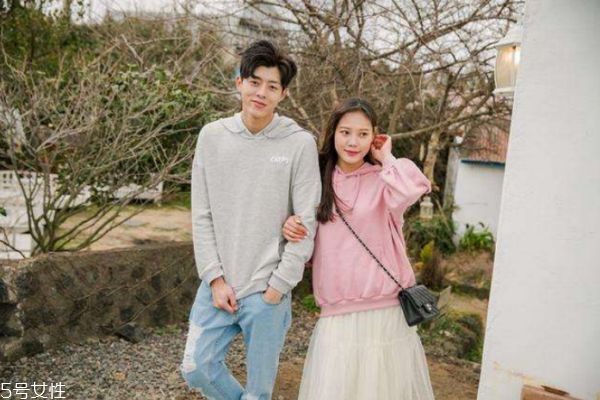 女生對男生有好感會(huì)主動(dòng)嗎 女生喜歡一個(gè)人會(huì)有什么暗示