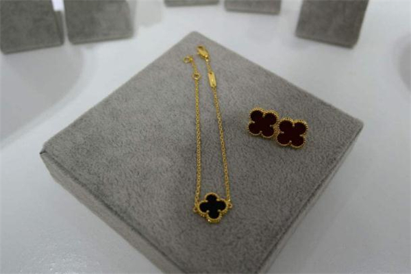 梵克雅寶單花手鏈分大小號(hào)嗎 梵克雅寶單花手鏈有中號(hào)嗎 梵克雅寶單花手鏈分大小號(hào)嗎 梵克雅寶單花手鏈有中號(hào)嗎