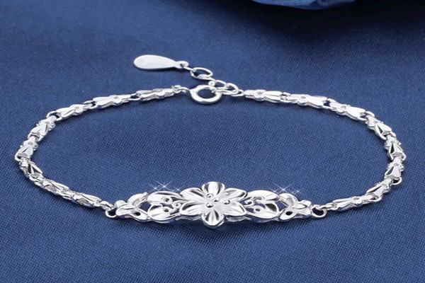 銀手鏈作為禮物好嗎 銀手鏈價(jià)格一般多少錢(qián)