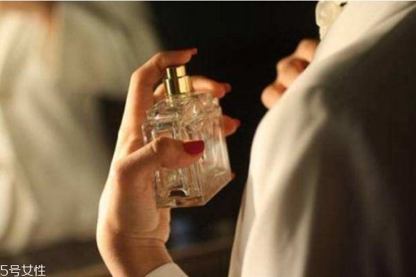 香水有什么危害嗎 一般香水的主要成分是什么呢 香水有什么危害嗎 一般香水的主要成分是什么呢