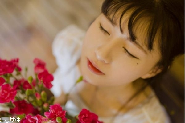 油性皮膚會(huì)干嗎 為什么有什么皮膚油有時(shí)候皮膚干呢 油性皮膚會(huì)干嗎 為什么有什么皮膚油有時(shí)候皮膚干呢