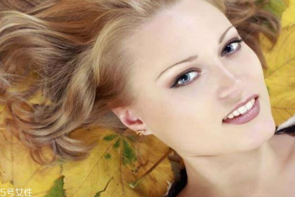 如何區(qū)分油性和混合型皮膚 混合型皮膚如何補(bǔ)水呢 如何區(qū)分油性和混合型皮膚 混合型皮膚如何補(bǔ)水呢