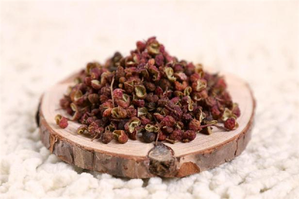 花椒粉和胡椒粉的區(qū)別 花椒粉和胡椒粉可以一起用嗎 花椒粉和胡椒粉的區(qū)別 花椒粉和胡椒粉可以一起用嗎