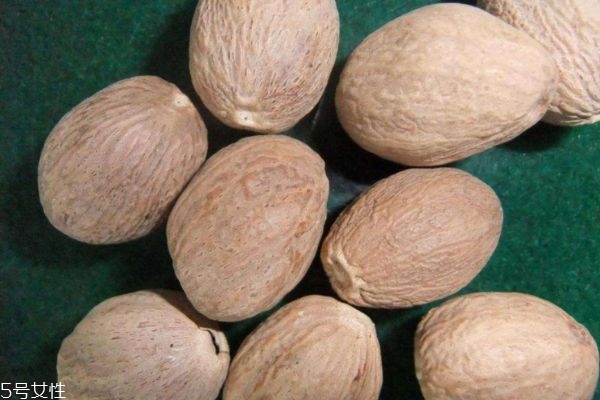 什么是肉豆蔻呢 肉豆蔻有什么營養(yǎng)價(jià)值呢 什么是肉豆蔻呢 肉豆蔻有什么營養(yǎng)價(jià)值呢