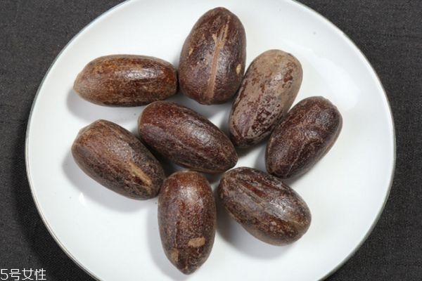 什么人群不能吃肉豆蔻呢 吃肉豆蔻應(yīng)該注意什么呢 什么人群不能吃肉豆蔻呢 吃肉豆蔻應(yīng)該注意什么呢