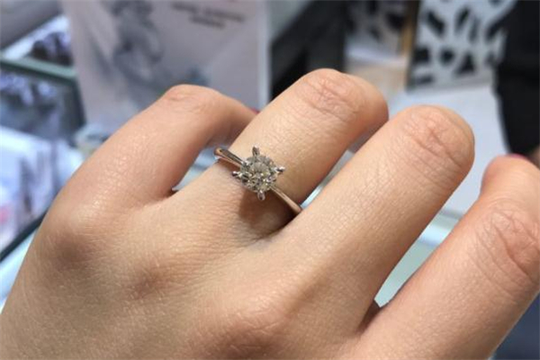 enzo和周生生哪個(gè)好 enzo和周生生品牌對比 enzo和周生生哪個(gè)好 enzo和周生生品牌對比